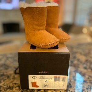 UGG baby booties. Newborn, never worn, with tags and box. Chestnut size 0\1